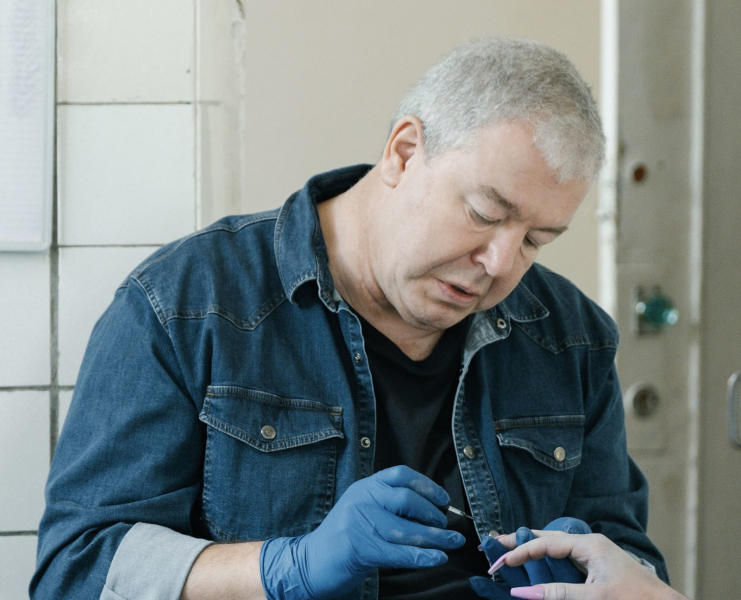 Александр Робак станет мастером женского маникюра в сериале «Мистер Ноготь»